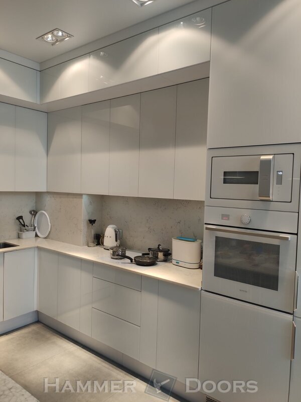 Стеклянная кухня до потолка.