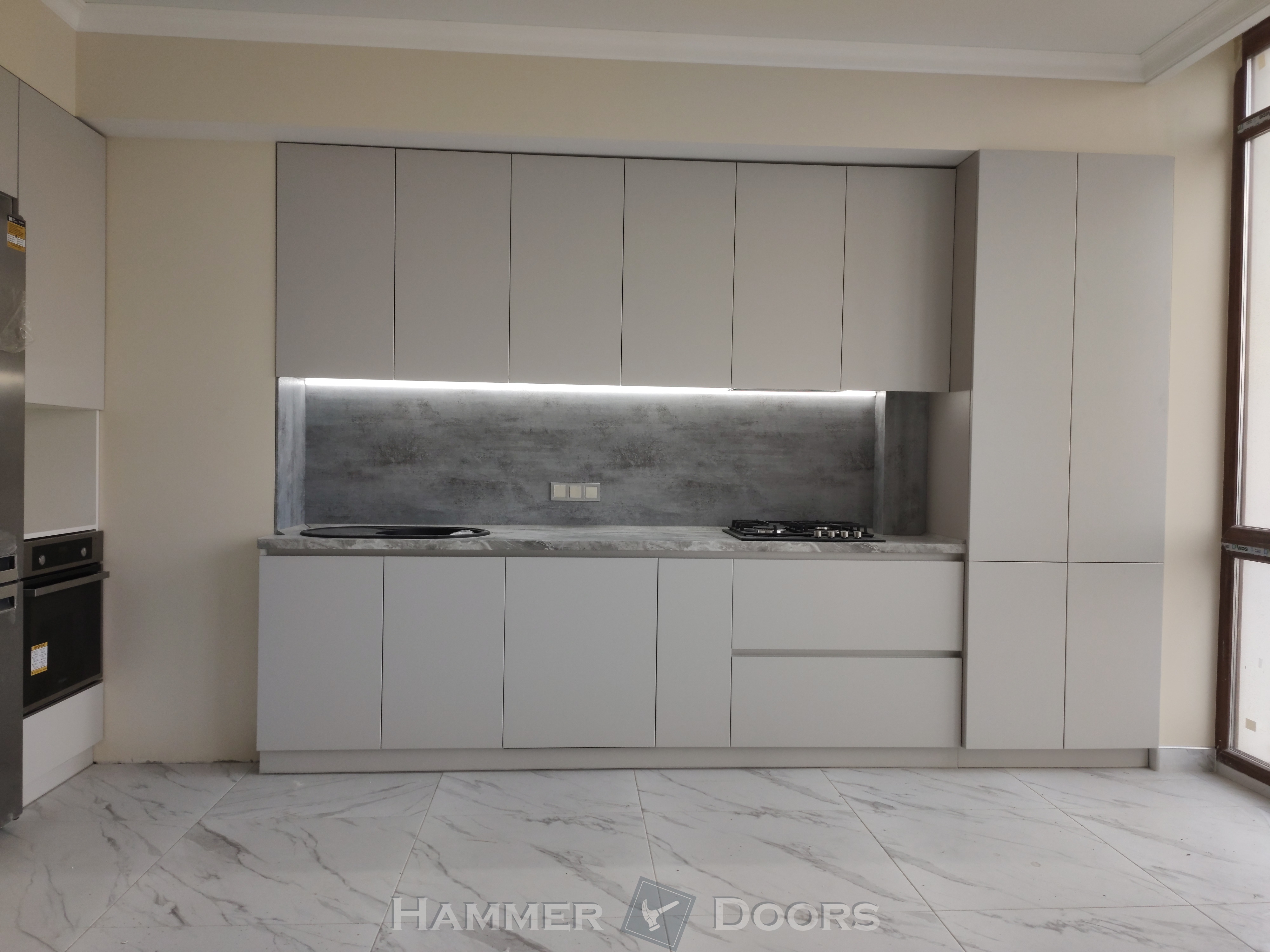 Современная кухня с крашенными фасадами из МДФ.