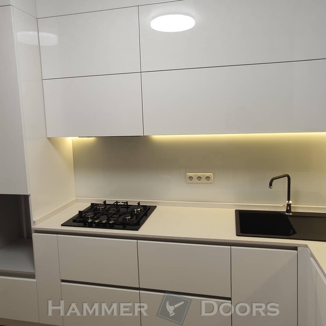 Белая кухня с крашенными фасадами