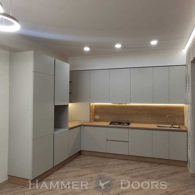 Современная кухня с фасадами из ЛДСП