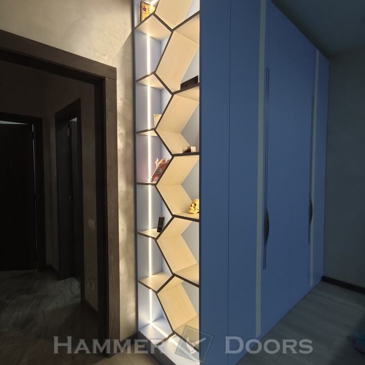 Шкаф с распашными фрезерованными фасадами в покраске