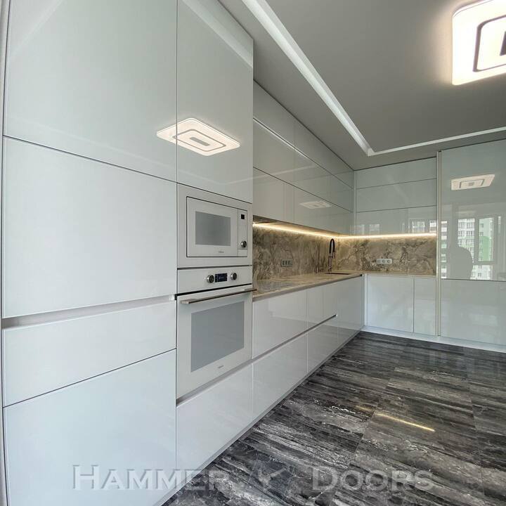 Угловая кухня с фасадами из стекла лакобель