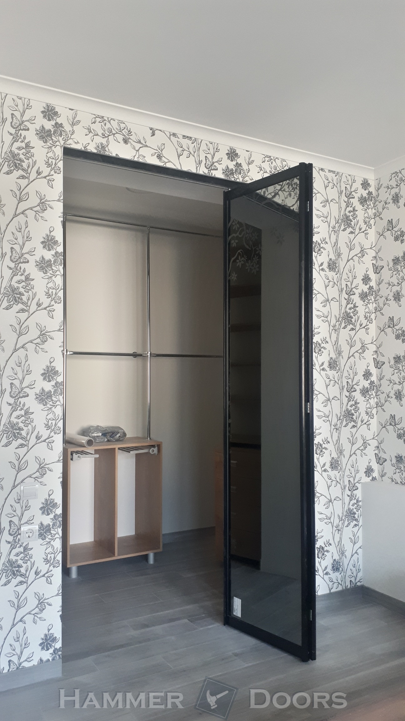 Складная система дверей гардероба