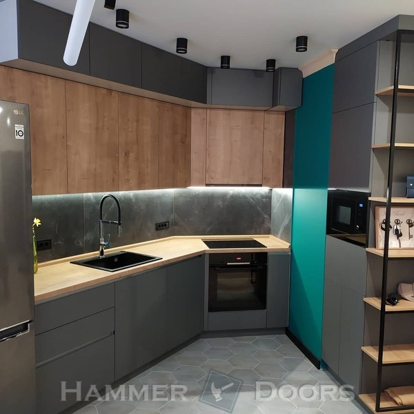 Кухня нестандартной формы.