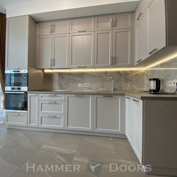 Угловая кухня в стиле неоклассика