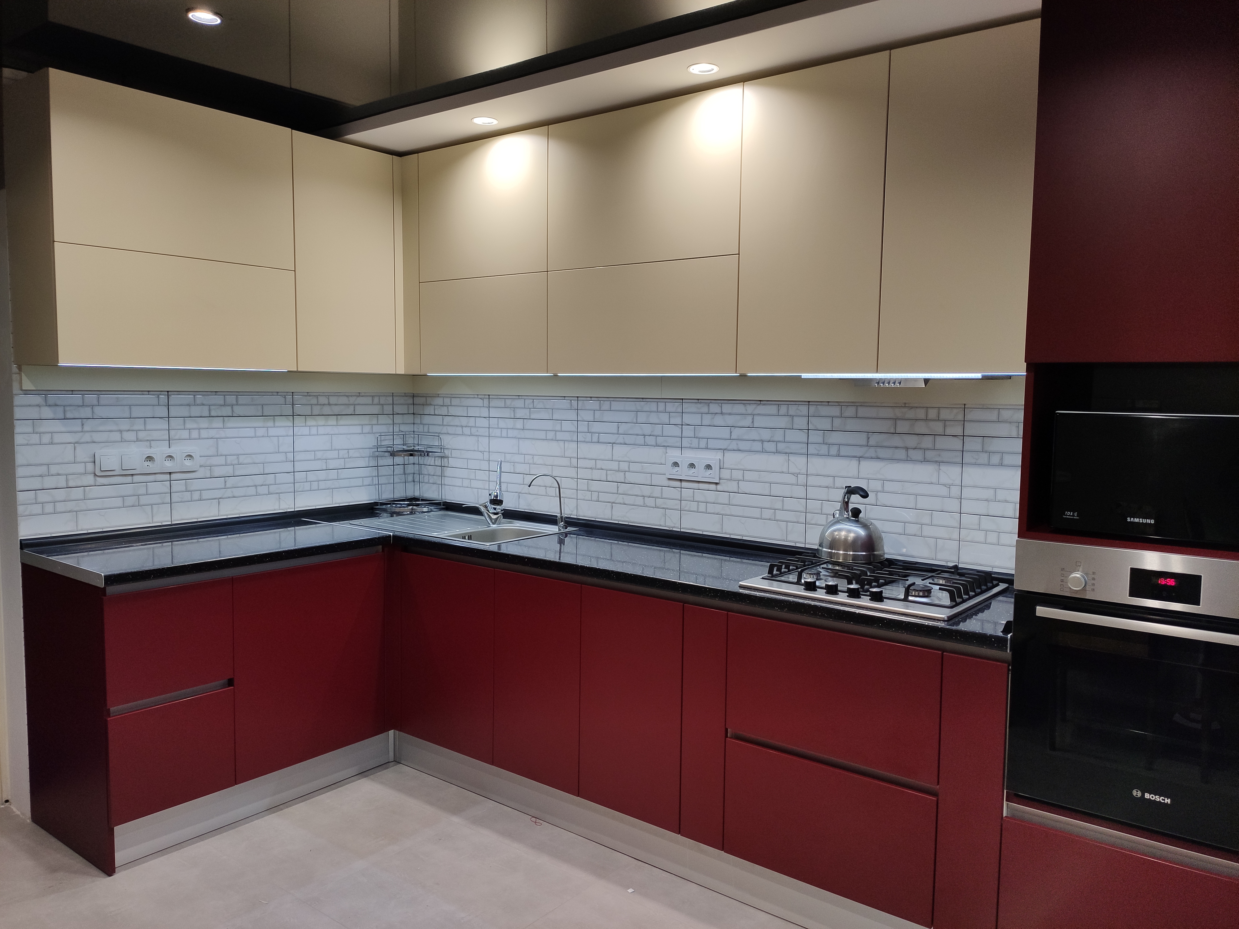 Современная кухня с фасадами из ЛДСП EGGER