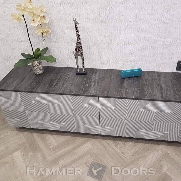 Навесная тумба с фрезерованными фасадами в покраске.