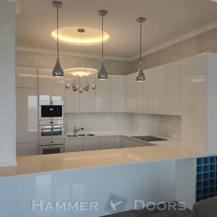 Белая кухня со стеклянными фасадами.