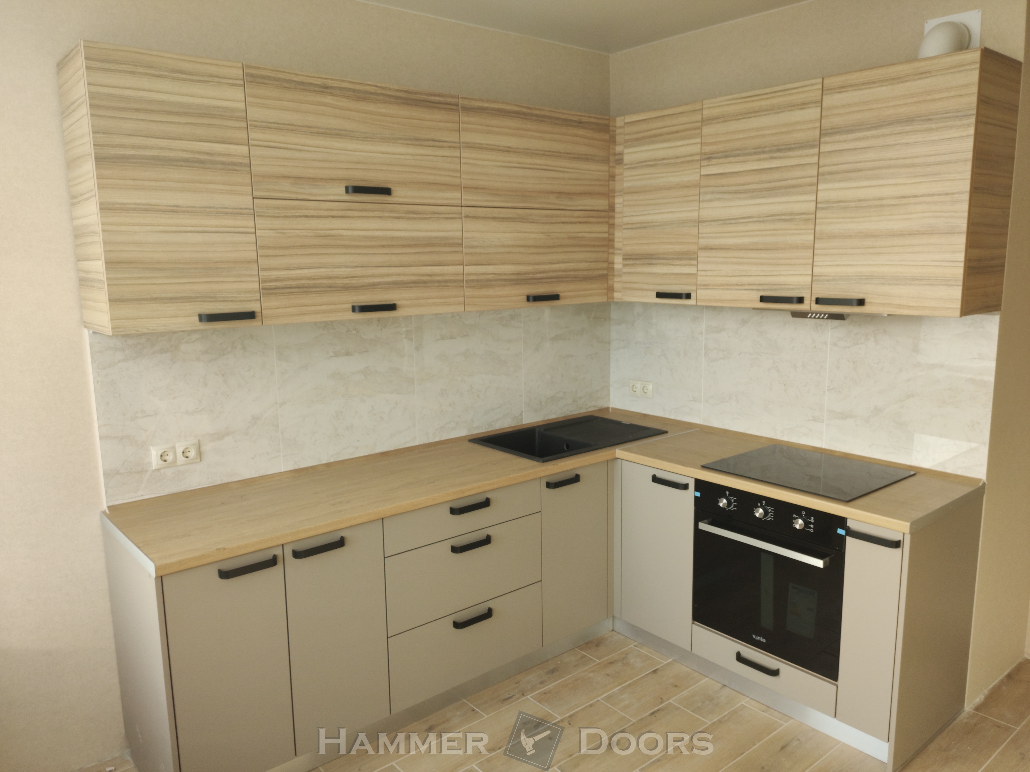 Современная кухня с фасадами из ДСП EGGER