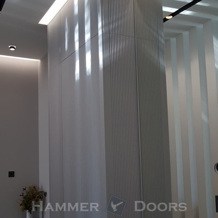 Шкаф с распашными фрезерованными фасадами и фрезерованными боковыми стенками в покраске.