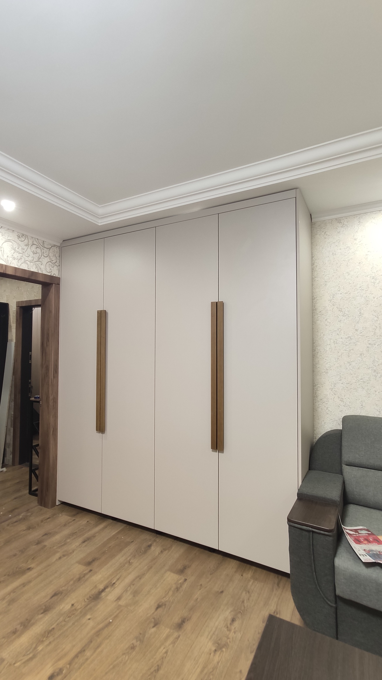 Отличное решение для не глубокого шкафа.