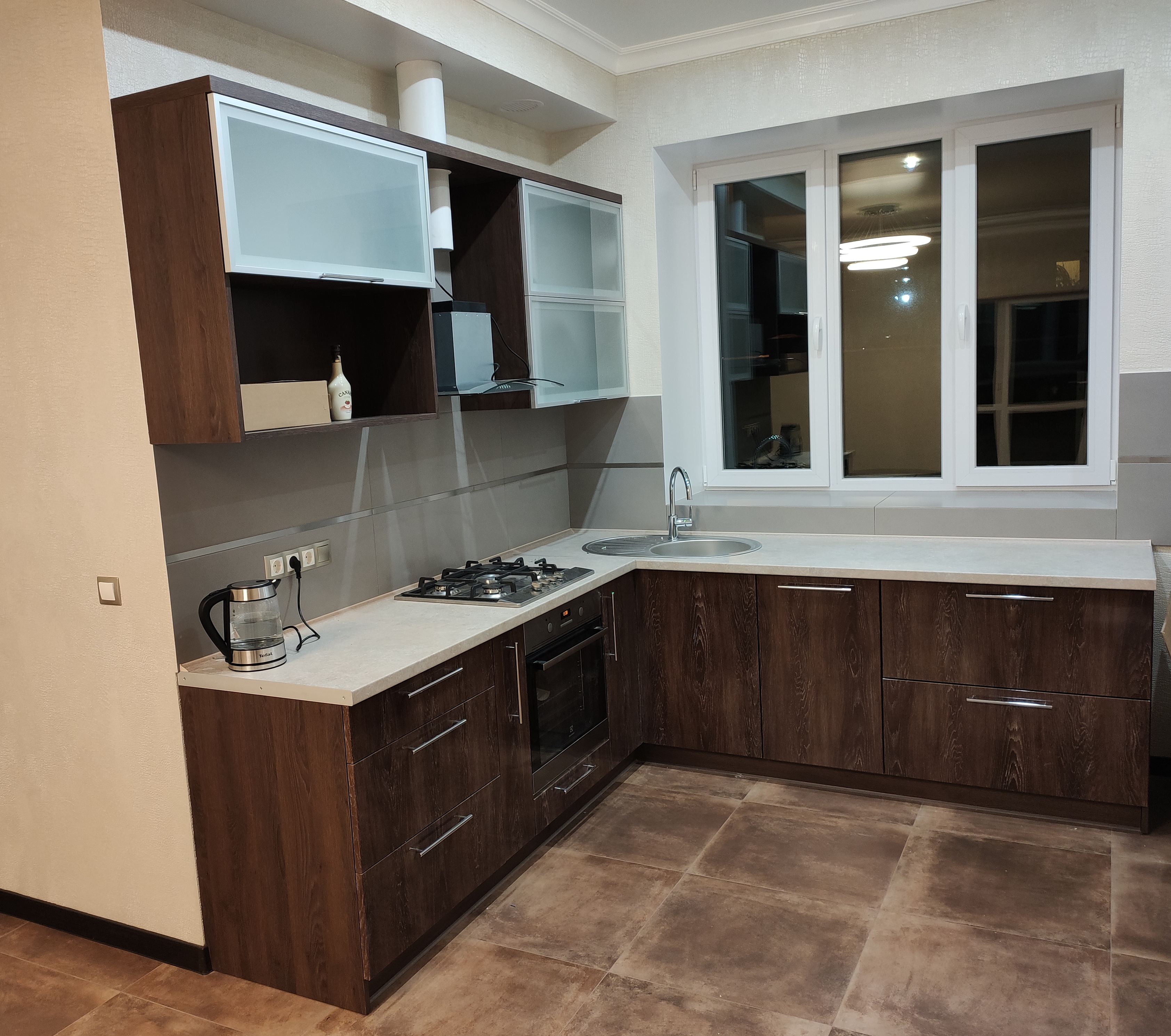 Кухня с ламинированными фасадами из МДФ , глянец.