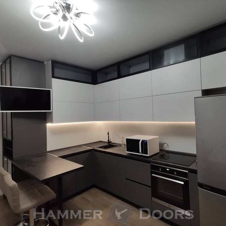 Кухня с антресолями и винным шкафом