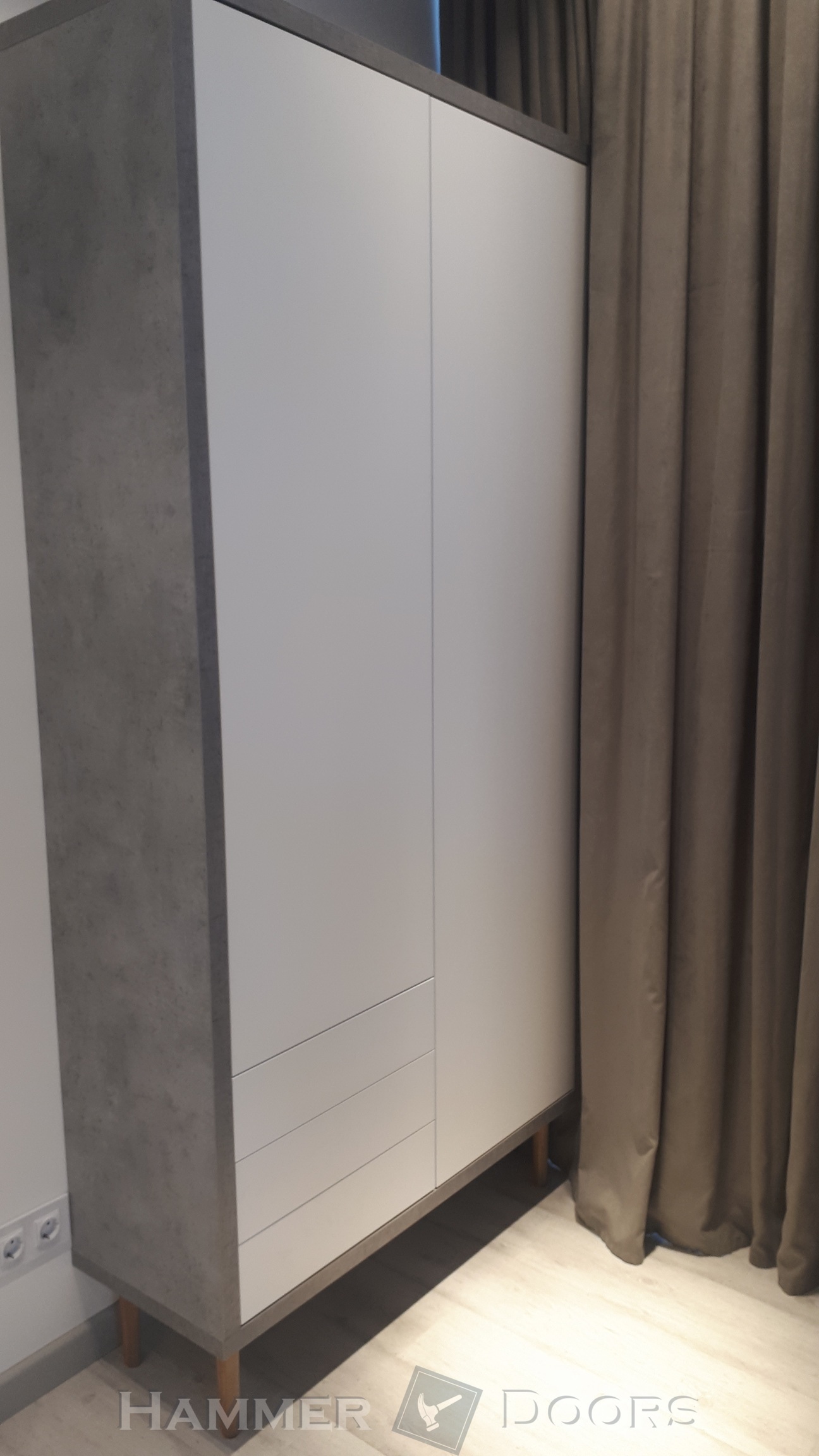 Шкаф с распашными фасадами из ДСП.