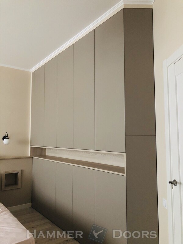 Шкаф с открытой нишей .