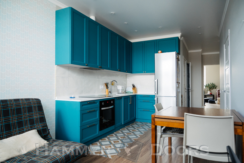 Угловая кухня с ламинированными МДФ фасадами. ПВХ Soft-touch