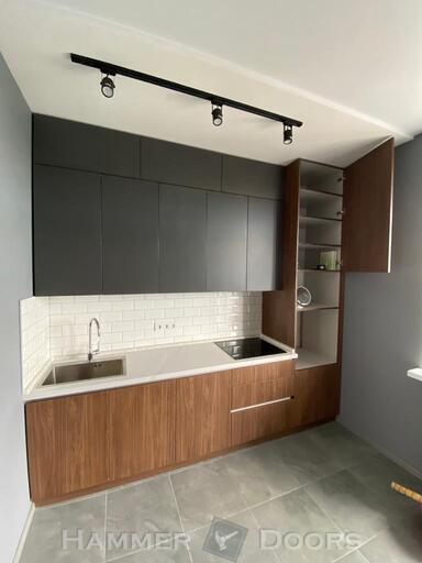 Современная кухня под потолок с фасадами из ДСП.