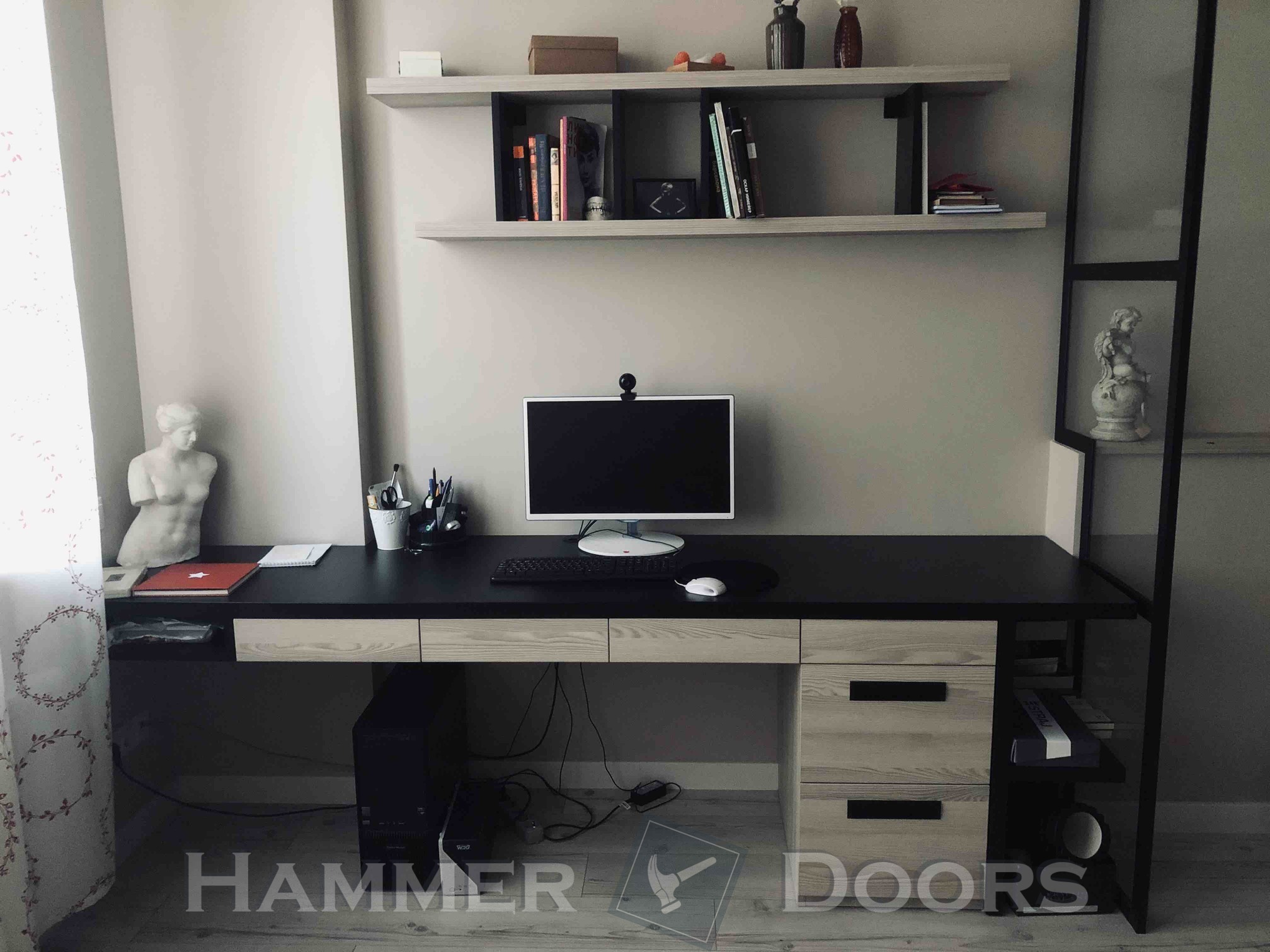 Встроенный письменный стол