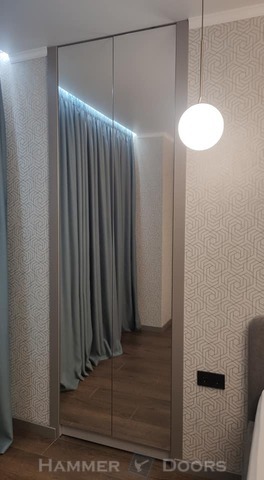 Встроенный шкаф с зеркальными фасадами