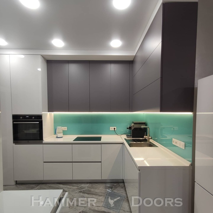 Современная кухня с фасадами в покраске