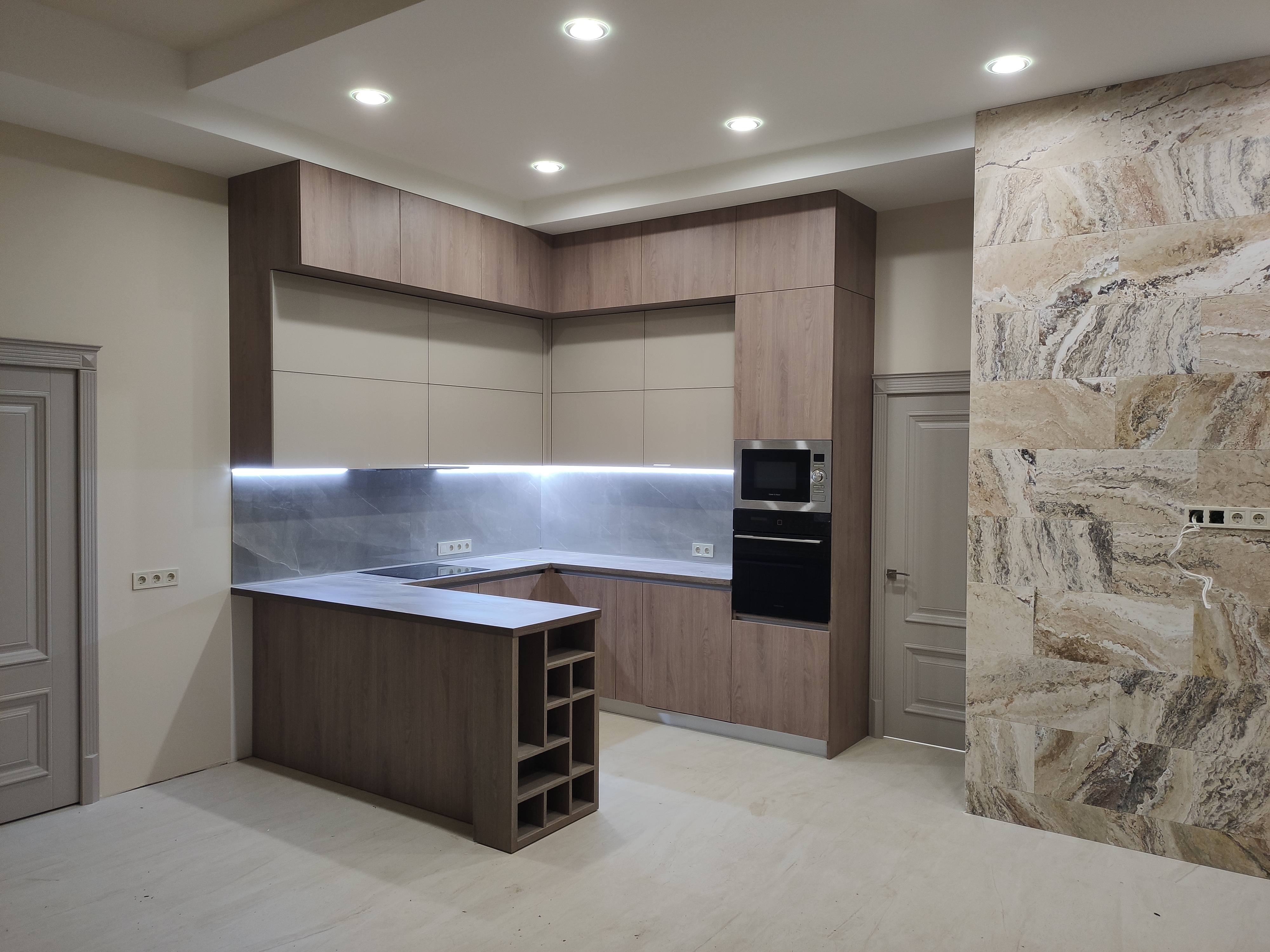 Кухня П-образная до потолка, сочетание фасадов из ЛДСП и стекла Лакобель