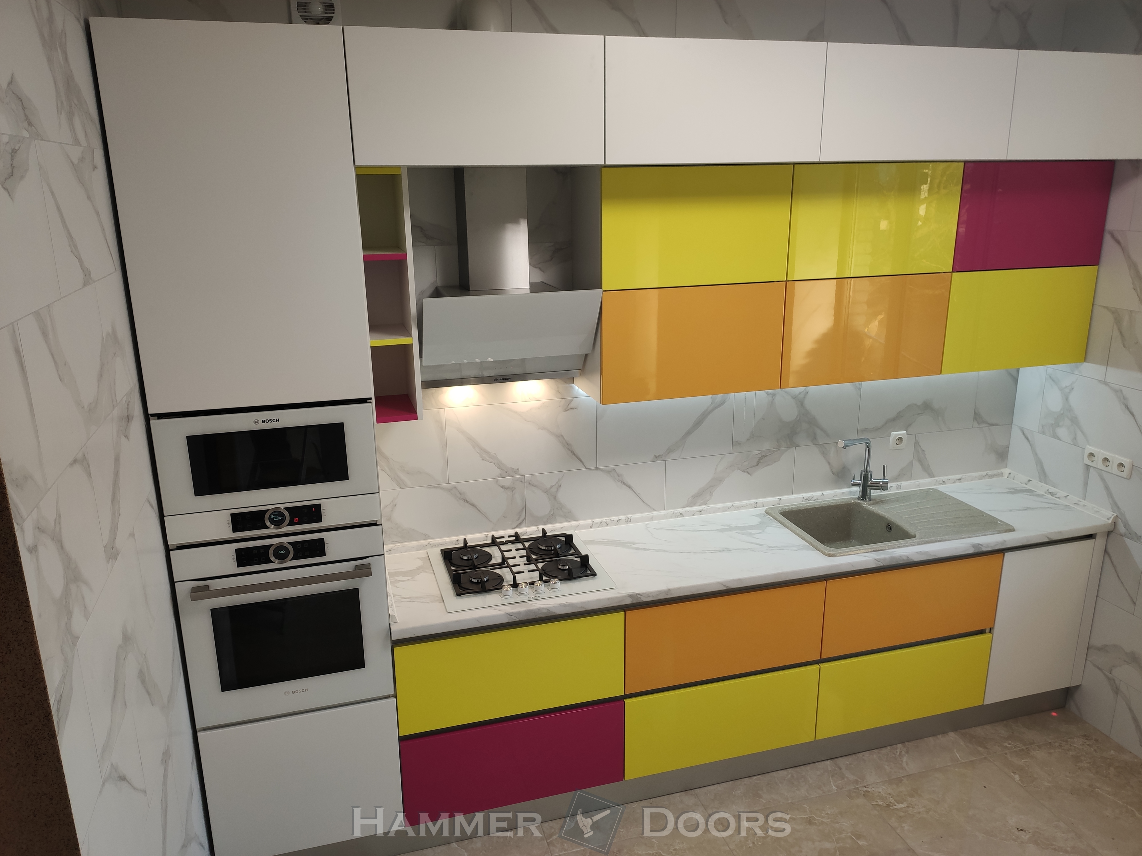 Яркая кухня с крашенными фасадами из МДФ.