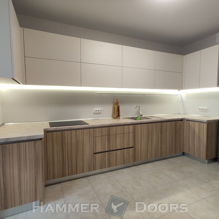 Современная кухня с фасадами из ЛДСП